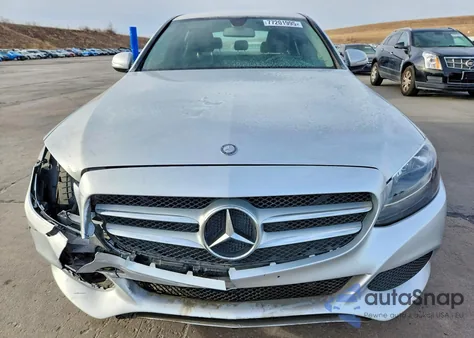 2015 Mercedes-Benz C 300 4Matic z USA, uszkodzony, nr VIN 55SWF4KB2FU026090